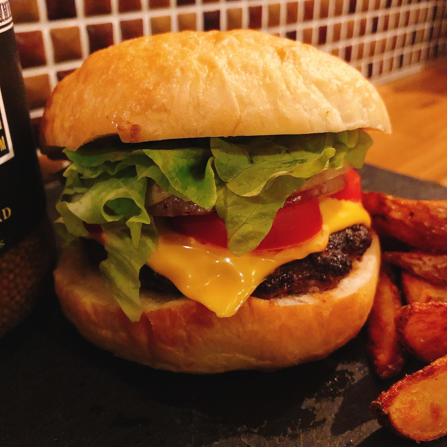 パラヴィーノバーガー

まかないで食べていたハンバーガーを試験的にテイクアウトで販売します️

パンは自家製のフォカッチャ生地、お肉はマール牛、チェダーチーズとトマトとサニーレタス、粒々のタスマニアマスタードが入ってます。(試験的な為細かな変更があるかも知れません)

単品¥800ポテト付¥1,000

前日までのご予約となります。
明日もお休みの為、今週は木曜日からのご予約でお願いします。
※マリトッツォもそうなのですが、出来立ての良い状態での提供と食材のロスをなくす為に、「前日までご予約」とさせて頂いています。
当日のご用意は出来ませんのでよろしくお願い致します🏻


パラヴィーノアカウント
@trattoria_paravino